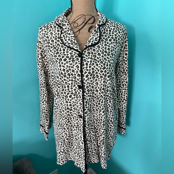 EUC Victoria’s Secret Leopard Print 2 piece Pajama Se - Picture 7 of 10
